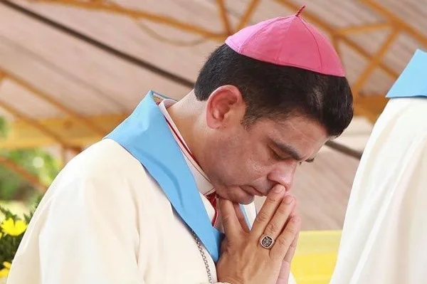 Mgr Rolando Álvarez, évêque critique du régime nicaraguayen, photographié en prière.