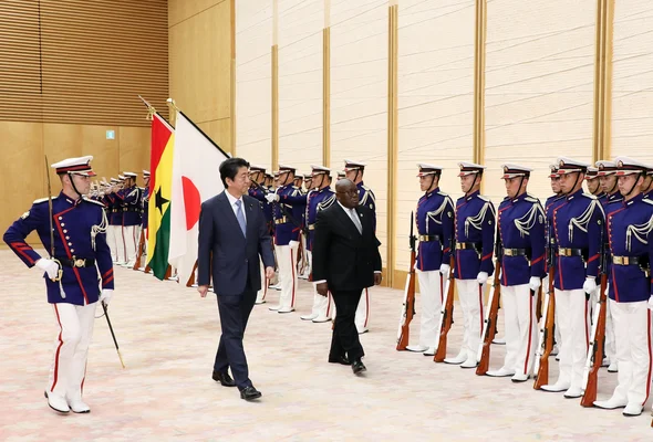 Le Premier ministre Shinzo Abe et le président Nana Akufo-Addo lors d'une cérémonie officielle au bureau du Premier ministre.