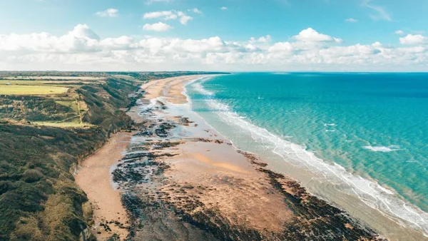 Omaha Beach, l'une des plages du Débarquement en Normandie, vue du ciel.
