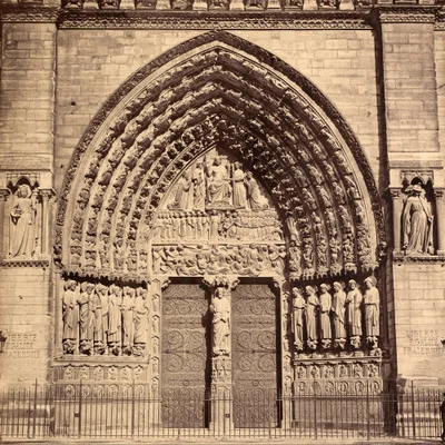 Le portail central de Notre-Dame de Paris avec son trumeau sculpté.