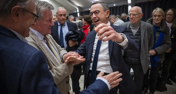 Bruno Retailleau serrant la main d'un participant lors d'un événement de campagne.