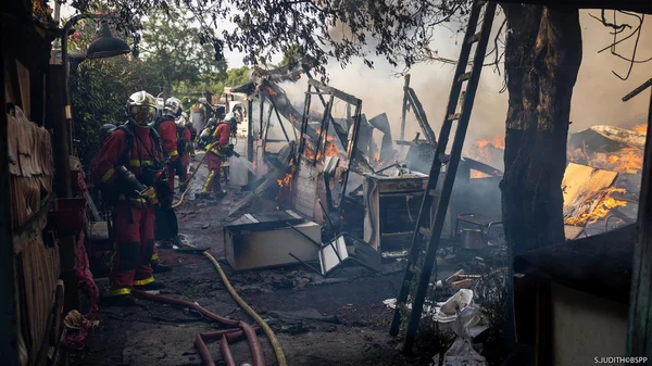 Évacuation du grand bidonville de Stains : les pompiers maîtrisent un incendie qui s'est déclaré pendant l'opération.