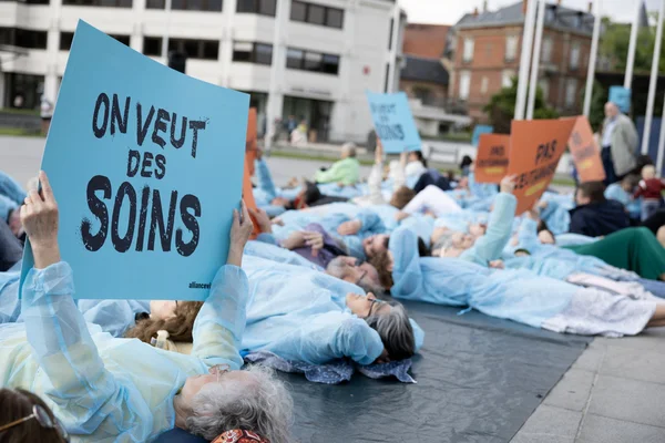 Mobilisation à Colmar : près de 80 personnes allongées au sol contre la loi sur la fin de vie.