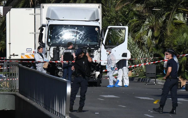 Le camion fou utilisé lors de l'attentat du 14 juillet 2016, avec le pare-brise détruit, sous scellés sur la Promenade des Anglais.