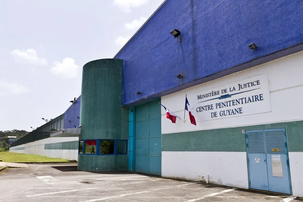 Entrée du centre pénitentiaire de Guyane à Rémire-Montjoly.