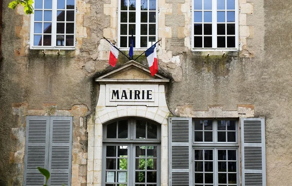 Façade d'une mairie du Maine-et-Loire, avec les drapeaux français et européen.