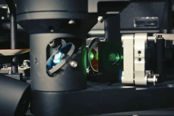 Assemblage optique de précision avec transmission de lumière verte, utilisé dans l'inspection de semi-conducteurs.