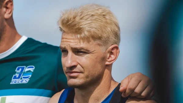 Beauden Barrett, star des All Blacks, avec une nouvelle coupe de cheveux décolorée pour les Blues.