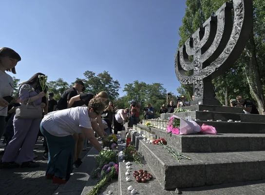 Commémoration des victimes du massacre de Volhynie avec dépôt de fleurs sur un monument en forme de ménorah.