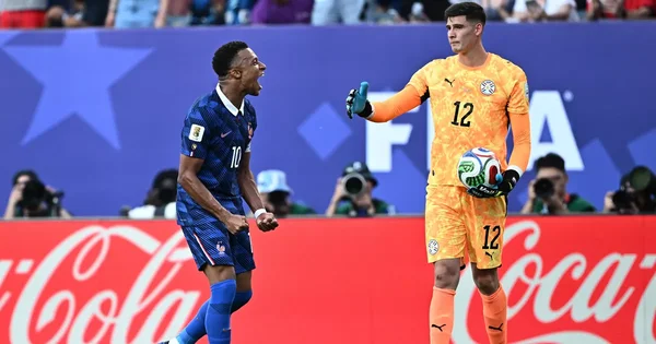 Kylian Mbappé célébrant un but lors d'un match de football.