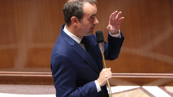 Sébastien Lecornu annonçant la commande de 30 000 climatiseurs pour les hôpitaux.