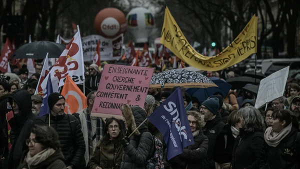 Journée de grève dans la fonction publique : des enseignants manifestent avec des pancartes revendicatives.
