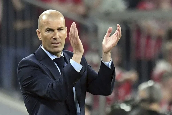 Zinédine Zidane applaudissant lors d'un match.