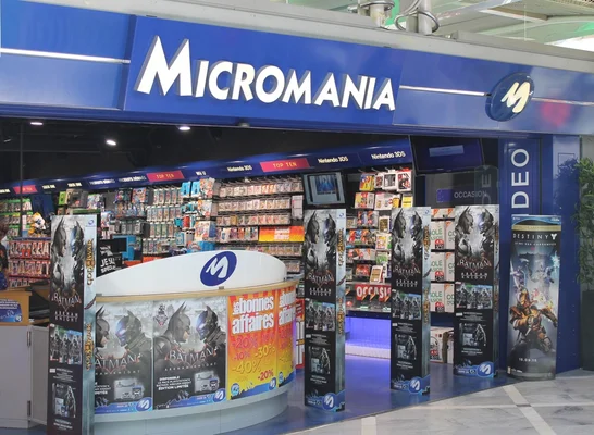 Devanture d'un Micromania mettant en avant des jeux comme Batman: Arkham Knight et Destiny.