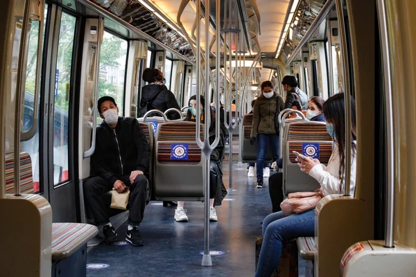 Voyageurs masqués dans un tramway francilien, illustrant l'affluence et les mesures sanitaires.