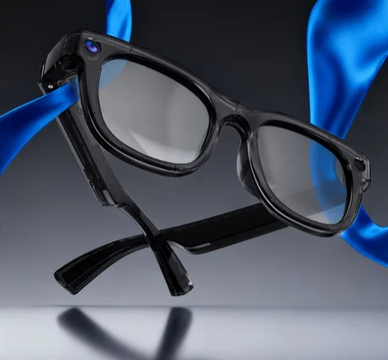 Lunettes intelligentes noires avec caméra intégrée, photographiées en studio.