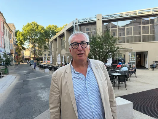Christophe Rivenq, maire d'Alès, dans une rue piétonne de la ville.