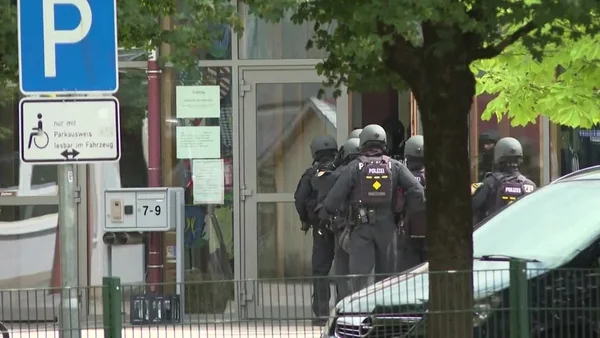 Des policiers d'intervention devant un collège-lycée en Bavière après une attaque présumée.