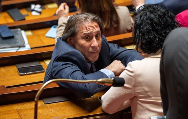 Jérôme Guedj et Nathalie Delattre en discussion dans l'hémicycle du Sénat.