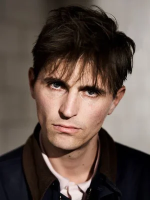 Raphaël Quenard, portrait studio.