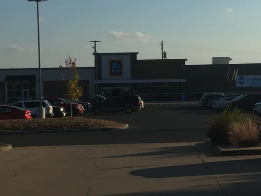 Un magasin ALDI à Jefferson City, Missouri, illustrant l'implantation de l'enseigne aux États-Unis.