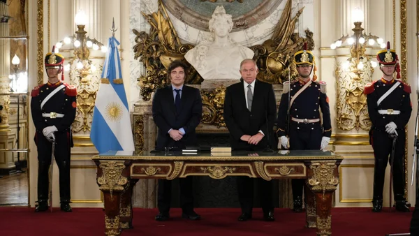 Le président Javier Milei fait prêter serment à Gerardo Werthein comme chancelier, en présence de gardes et du drapeau argentin.