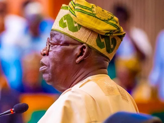 Adeniyi Adeyemi s’exprimant lors d’une conférence de presse sur le scandale de la fausse agence.