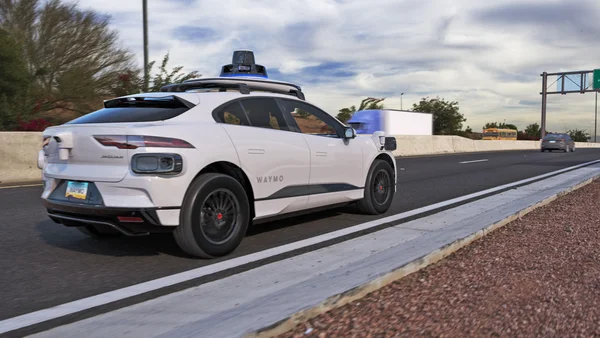 Robotaxi Waymo en essai sur autoroute à Phoenix.