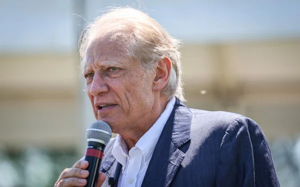 Dominique de Villepin s'exprimant au micro en extérieur.