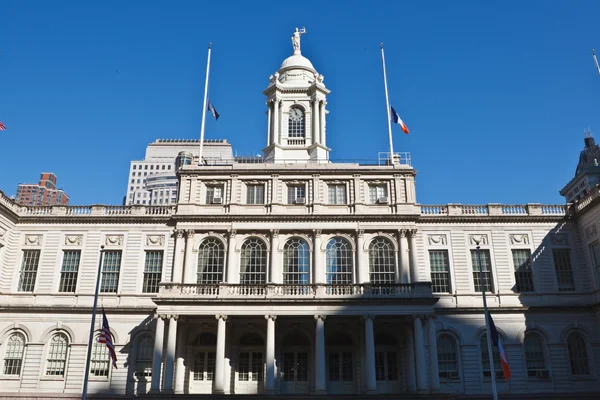 L'Hôtel de ville de New York, avec ses drapeaux en berne.