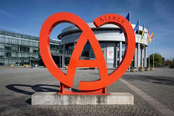 Sculpture du logo de la Collectivité européenne d'Alsace devant l'Hôtel d'Alsace.