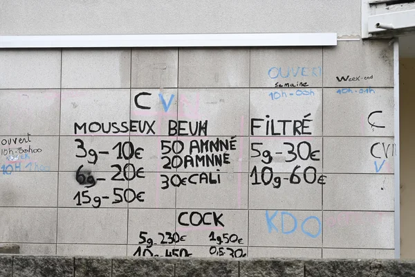Mur tagué avec des références au trafic de stupéfiants, en lien avec l'univers de la DZ Mafia.