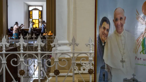 Affiche du pape François dans une église, illustrant l'inquiétude du Vatican après l'arrestation d'un évêque au Nicaragua.