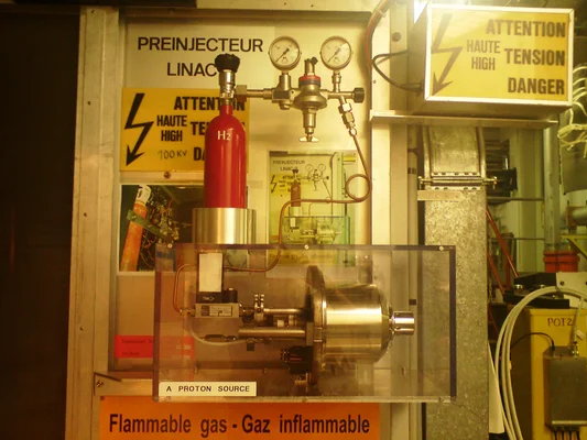La source de protons du LHC au CERN, avec sa bouteille d'hydrogène et ses dispositifs de sécurité.