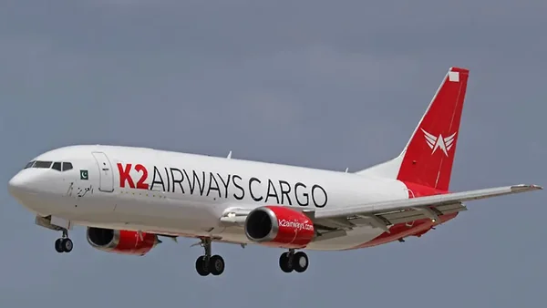 Un Boeing 737 cargo de K2 Airways en vol, similaire à l'avion disparu au large de Karachi.
