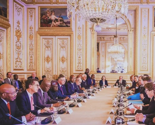 Réunion de haut niveau entre responsables français et nigérians dans un cadre officiel.