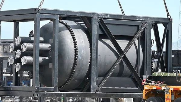 Le réacteur micro-nucléaire Ward250 de Valar Atomics en cours de levage.