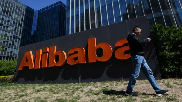 Un passant devant un panneau publicitaire d'Alibaba, la plateforme chinoise où les données médicales de 500 000 Britanniques ont été mises en vente.