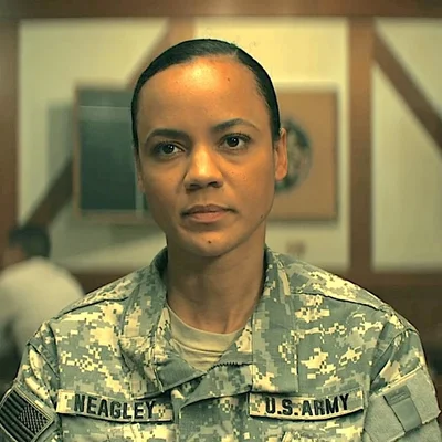Frances Neagley (Maria Sten) en uniforme militaire dans le spin-off Neagley.