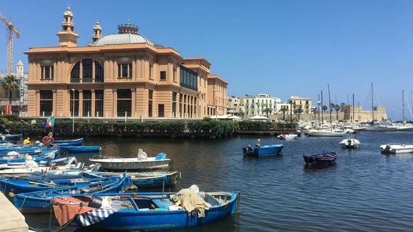 Le front de mer de Bari, capitale des Pouilles, mêlant architecture historique et vie portuaire.
