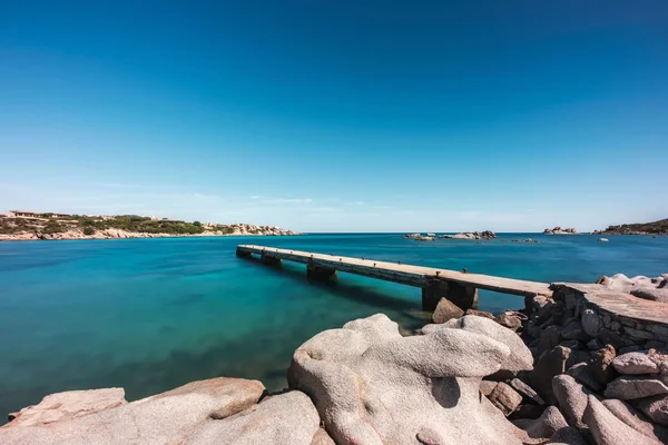 Ponton sur l'île de Cavallo, symbole du luxe et de l'accès privé de cette île au sud de la Corse.