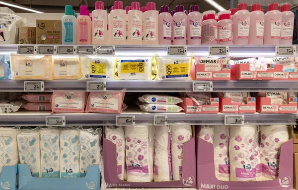 Rayon de produits d'hygiène et d'entretien chez Carrefour.