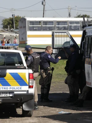 Des agents de la police métropolitaine lors d'une opération en Afrique du Sud.