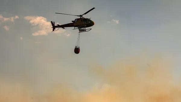 Hélicoptère bombardier d'eau luttant contre un feu de forêt dans la Drôme.