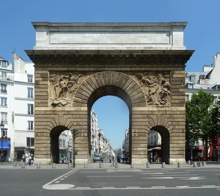 La Porte Saint-Martin, monument parisien proche du canal Saint-Martin.