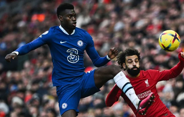 Duel aérien entre un joueur de Chelsea et un joueur de Liverpool en Premier League.