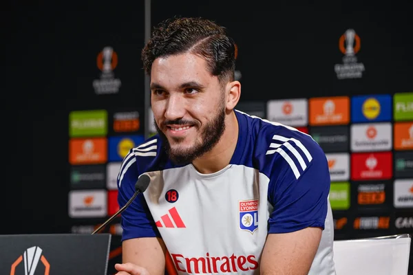 Rayan Cherki, joueur de l'équipe de France, en plan serré lors d'un match.