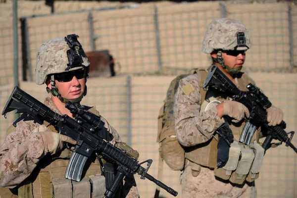 Soldats américains en tenue de combat désertique montant la garde.