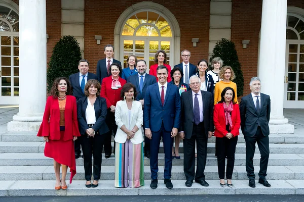 Le premier gouvernement de Pedro Sánchez posant devant le palais de la Moncloa.