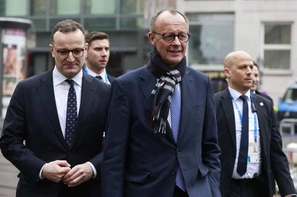 Friedrich Merz et des collègues en déplacement en extérieur.